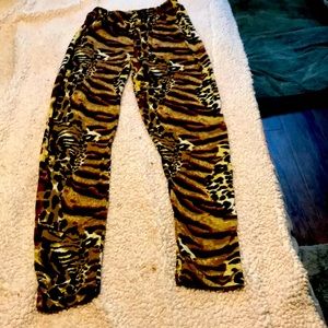 Soft and comfy perfect condition leopard print workout leggings!